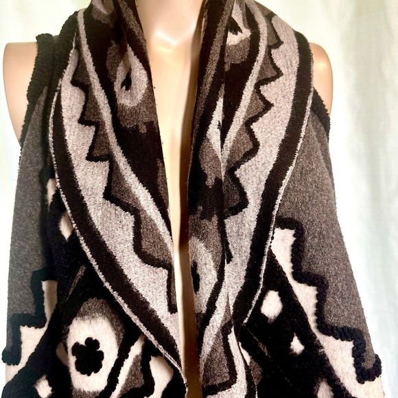 Max Studio Black and Gray Sleeveless Cardigan Poncho - Picture 2 of 12